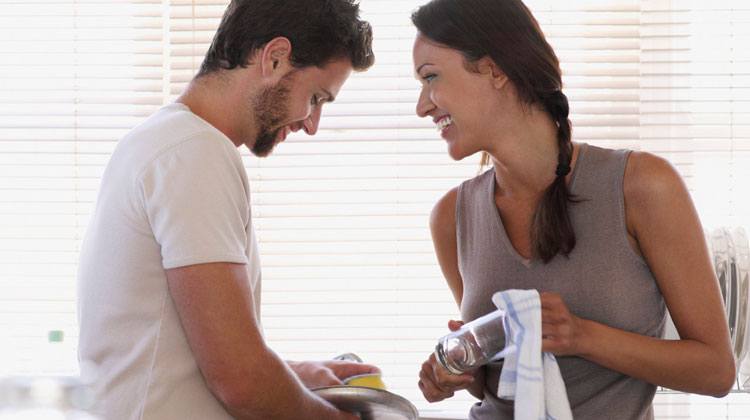 couple cleaning the dishes