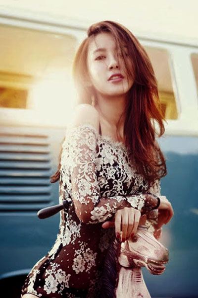 Top 20 Hottest Chinese Girls 56 Zhang Zixuan on a horse carousel