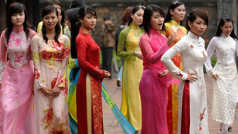 Vietnamese girls wearing their traditional dress