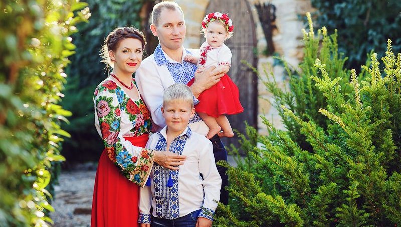 happy-and-traditional-ukrainian-family