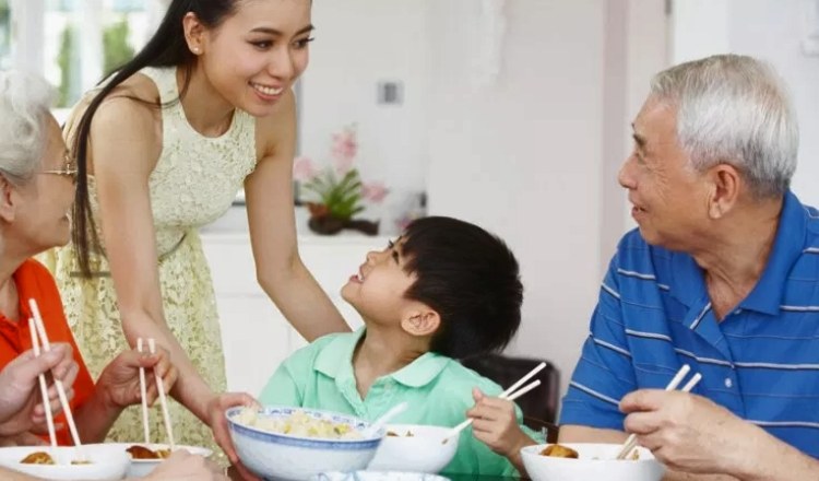 vietnamese girl with family 