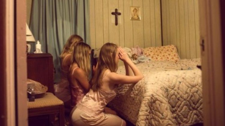 girls praying