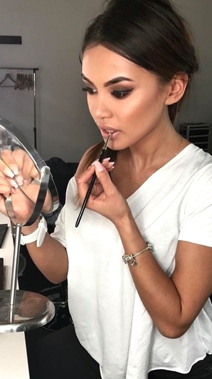 girl putting her makeup on