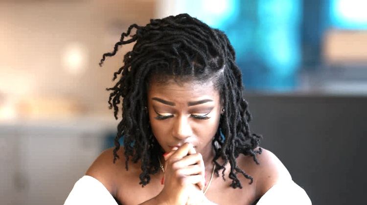 benin girl praying